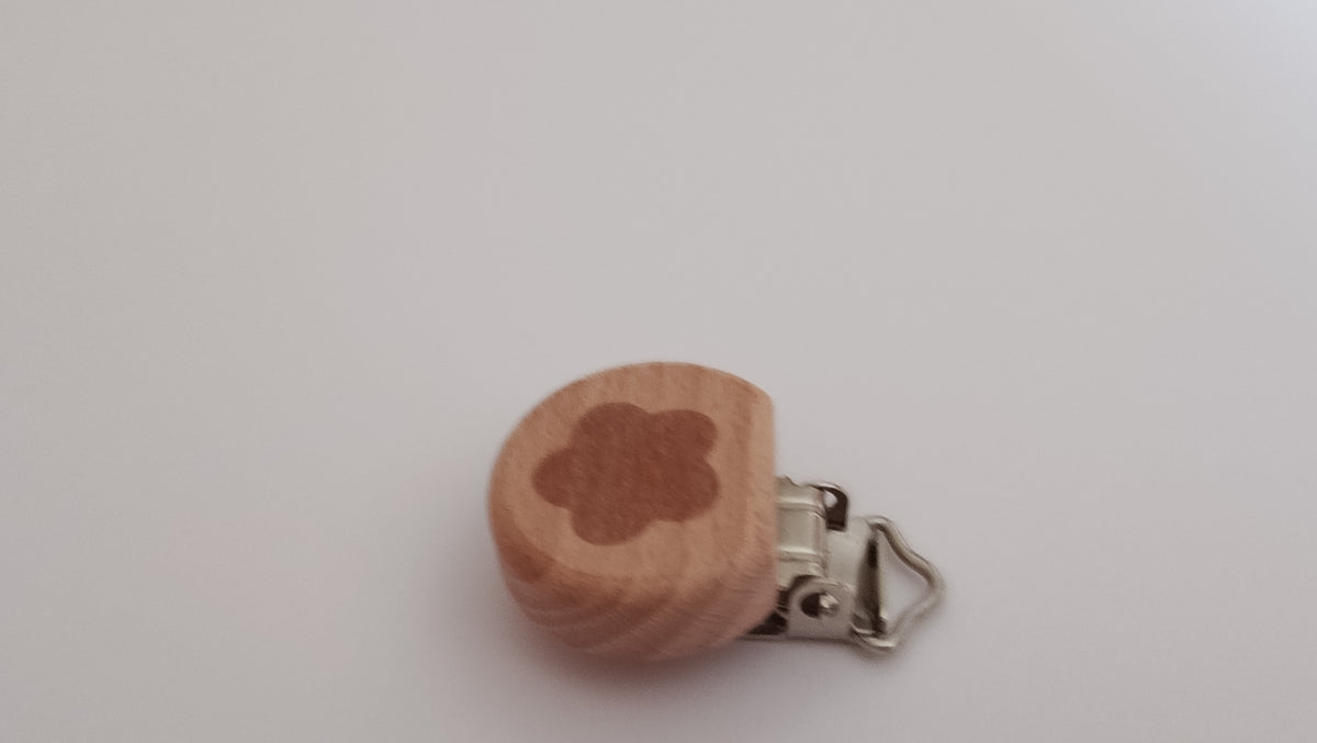 Prende chupetas de madeira, com desenho