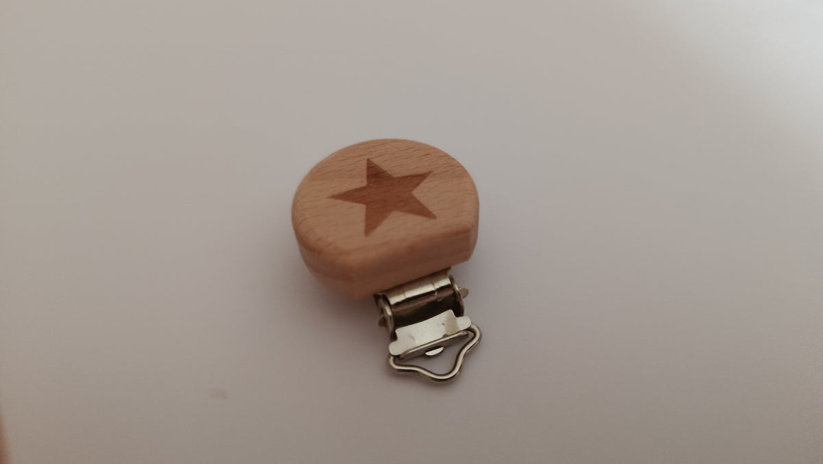 Prende chupetas de madeira, com desenho