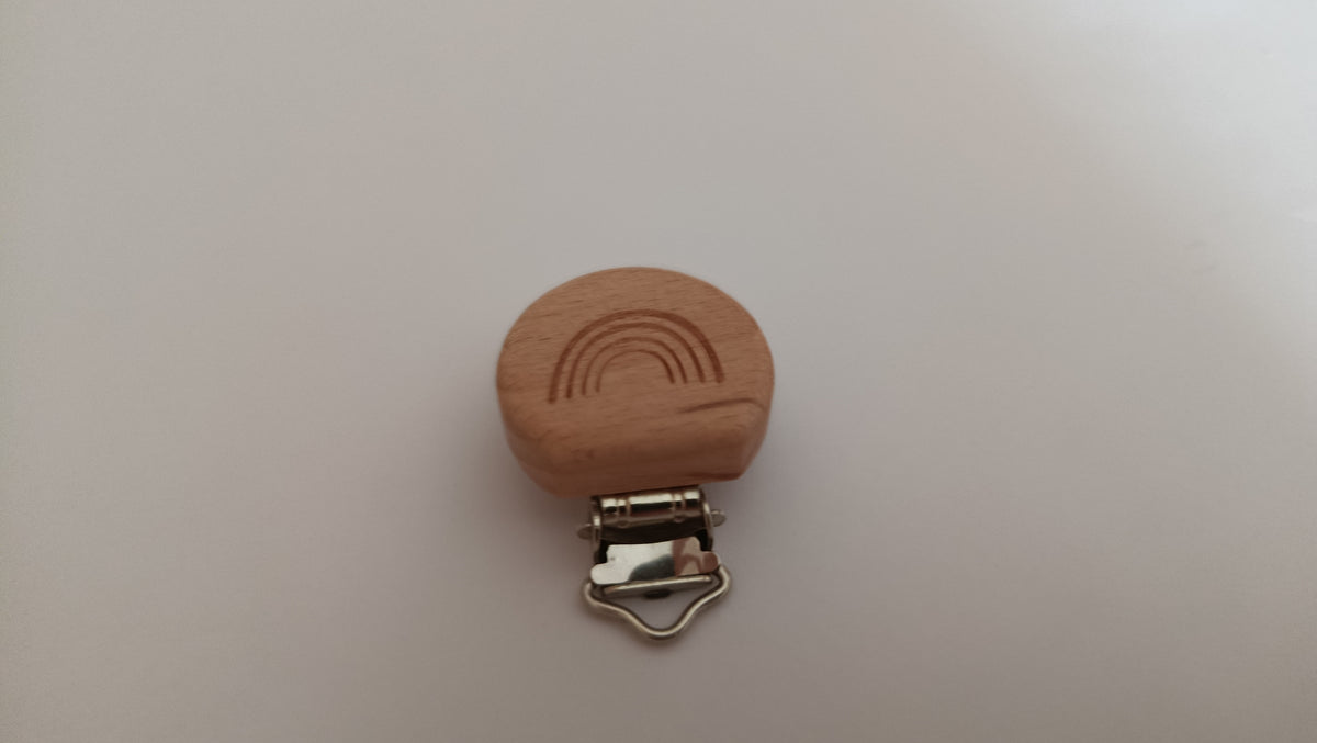 Prende chupetas de madeira, com desenho