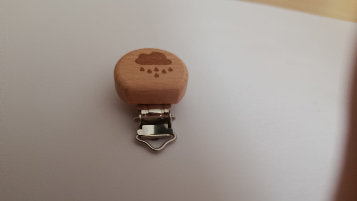 Prende chupetas de madeira, com desenho